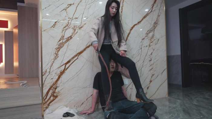 【爱秀套图】高跟皮靴踩牙龈全体重，极品高冷美女高跟踩挂钩 YC-250210-6