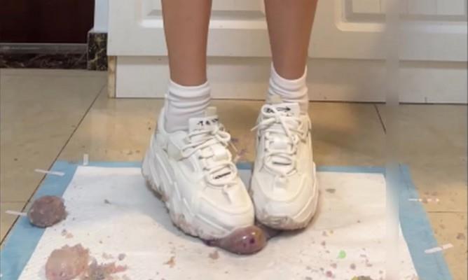 【网盘】【榴莲好吃】脏鞋底运动鞋暴力碾踩解压球 ACYC-2989