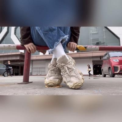 【爱秀套图】真实素人小姐姐在路人注视下踩面包全程语言羞辱 YC-250217