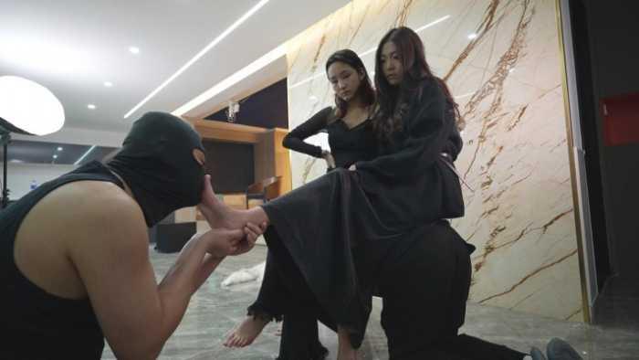 【爱秀套图】另类题材女同接吻无视狗子痛苦挣扎，她满眼只有亲那个女孩 YC-250218-11