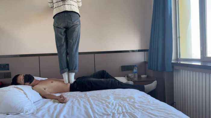【爱秀套图】【素人维族女大】周末棉袜裸足休闲踩 YC-250219-3