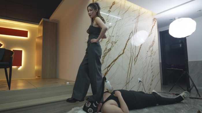 【爱秀套图】骚尿液呼吸面具牲畜化虐待无尊严鞭打爆踹高跟狂虐，疼就快大口吸YC-250222-5