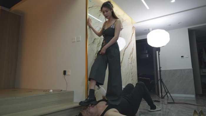 【爱秀套图】骚尿液呼吸面具牲畜化虐待无尊严鞭打爆踹高跟狂虐，疼就快大口吸YC-250222-5