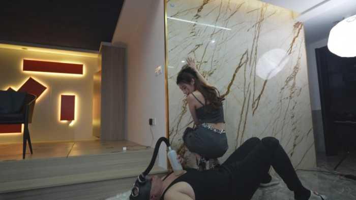 【爱秀套图】骚尿液呼吸面具牲畜化虐待无尊严鞭打爆踹高跟狂虐，疼就快大口吸YC-250222-5