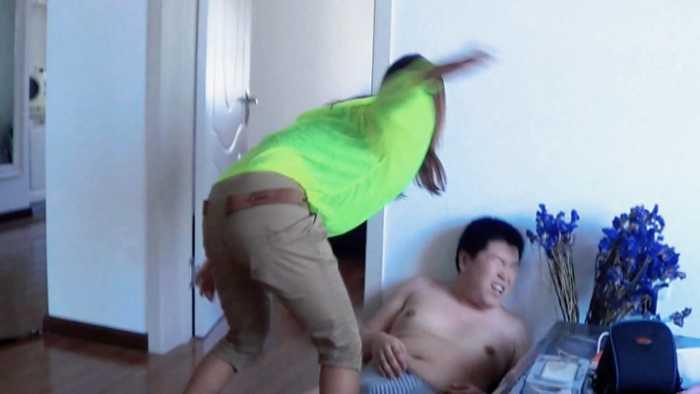 【爱秀套图】丹丹暴力虐废流氓乞丐 JS250226~8