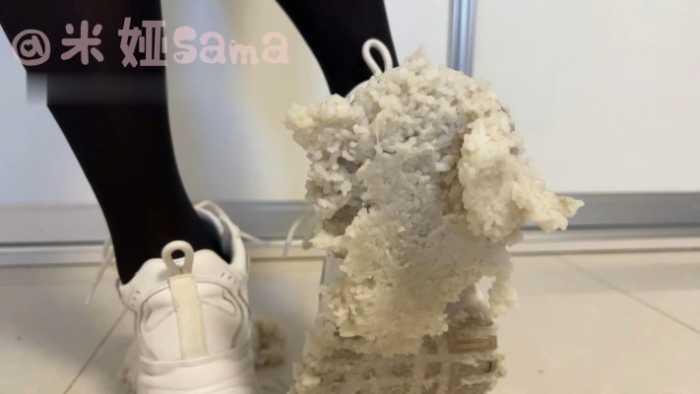 【爱秀套图】A129 – 老爹白鞋踩米饭＆薯条 JS250227~1