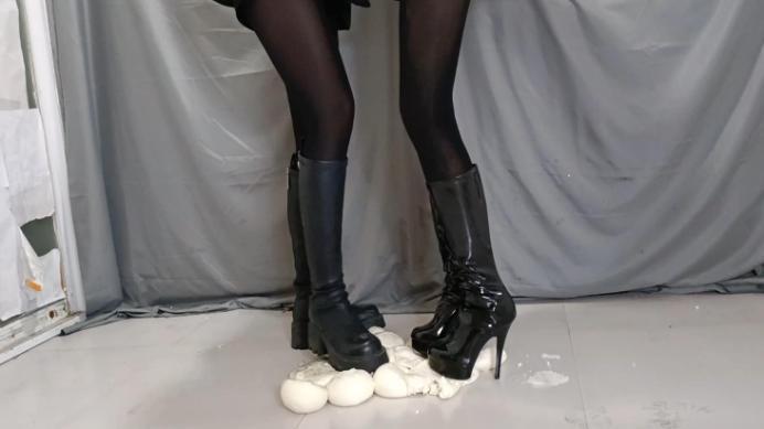 【爱秀套图】丽人馆，双S黑丝皮靴踩踏白馒头，馒头很软踩在脚下黏黏的感觉，可以擦鞋底YC-250222-4