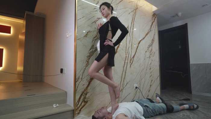 【爱秀套图】新美素人细高跟虐踩钻眼 唯美笑脸芭蕾舞脚尖点脖子 骑脖子爬 YC-250227-7
