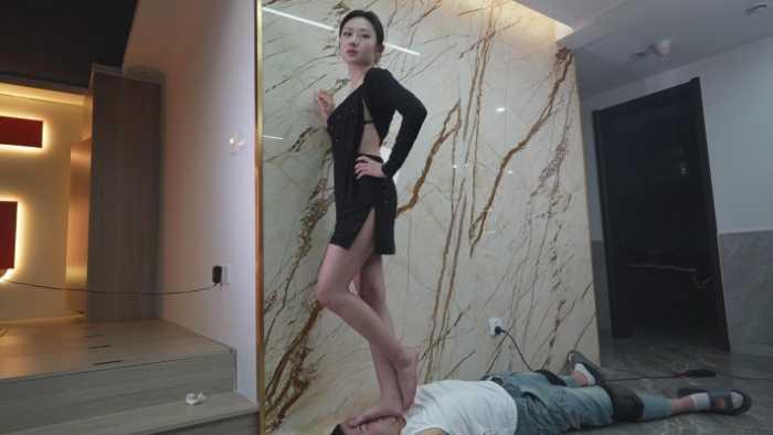 【爱秀套图】新美素人细高跟虐踩钻眼 唯美笑脸芭蕾舞脚尖点脖子 骑脖子爬 YC-250227-7