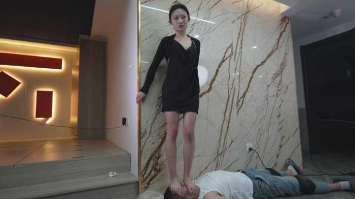 【爱秀套图】新美素人细高跟虐踩钻眼 唯美笑脸芭蕾舞脚尖点脖子 骑脖子爬 YC-250227-7