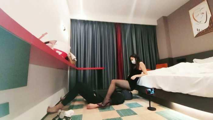 【爱秀套图】黑丝酒红高跟小鱼女神羞辱奴隶闻吸干净主人胯下和屁眼味道！ YC-250228