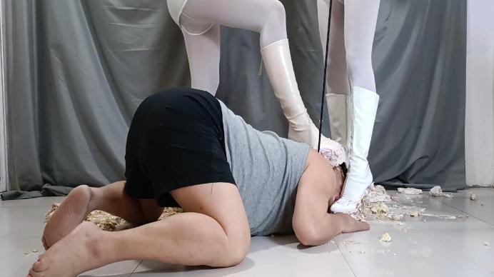 【爱秀套图】丽人馆。雅伟,双S喂食踩烂生日蛋糕，白靴上粘满恶心的奶油，叫下贱狗M吃下YC-250228-7