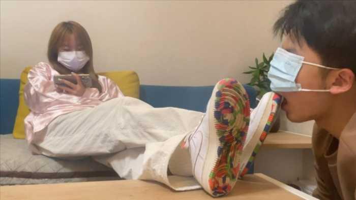 【爱秀套图】【小鲨鱼殿下】让粉丝清理鞋底 YC-250303-2