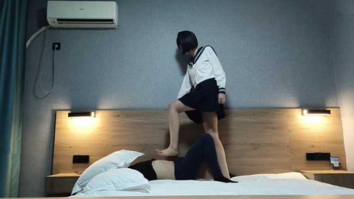 【爱秀套图】超美素人软熊jk大长腿踩踏 ACYC-4335