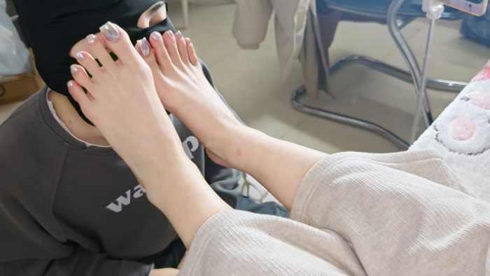 【网盘】小红书闺蜜玛卡主人银色镜面美甲羞辱脚奴舔脚后回去跟女朋友亲嘴 YC-250308-2