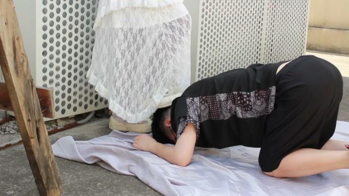 【网盘】【黑丝诱惑】素人篇：大二学生晓俞阳台室外虐乳闻鞋脏鞋踩头 YC-240812-5