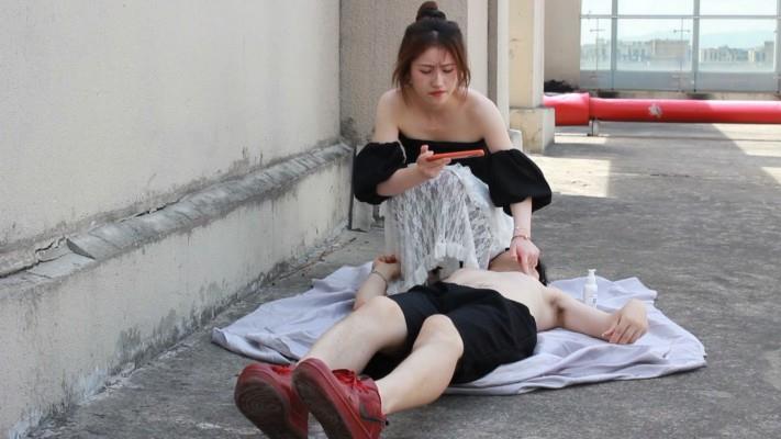 【网盘】【黑丝诱惑】素人篇：大二学生晓俞阳台室外虐乳闻鞋脏鞋踩头 YC-240812-5