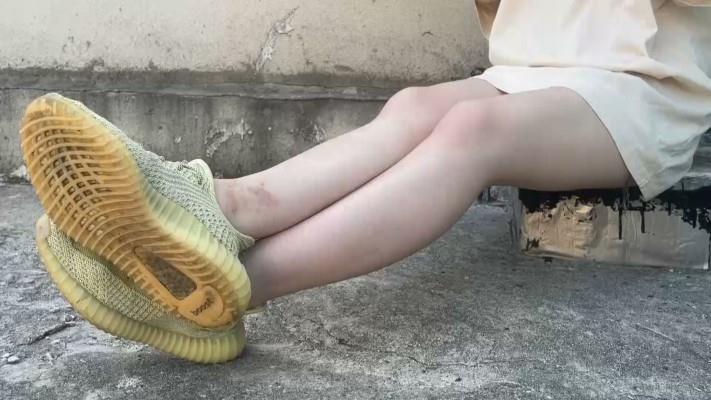 【网盘】【黑丝诱惑】素人篇：大二学生晓俞室外原味椰子鞋踩食物语言羞辱 YC-240911