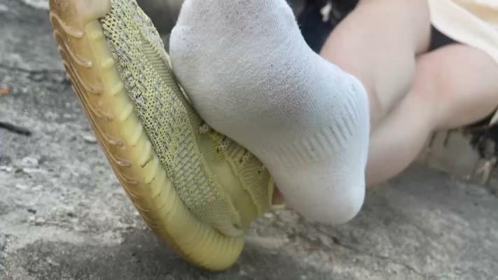 【网盘】【黑丝诱惑】素人篇：大二学生晓俞室外原味椰子鞋踩食物语言羞辱 YC-240911