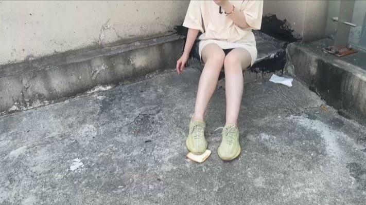 【网盘】【黑丝诱惑】素人篇：大二学生晓俞室外原味椰子鞋踩食物语言羞辱 YC-240911