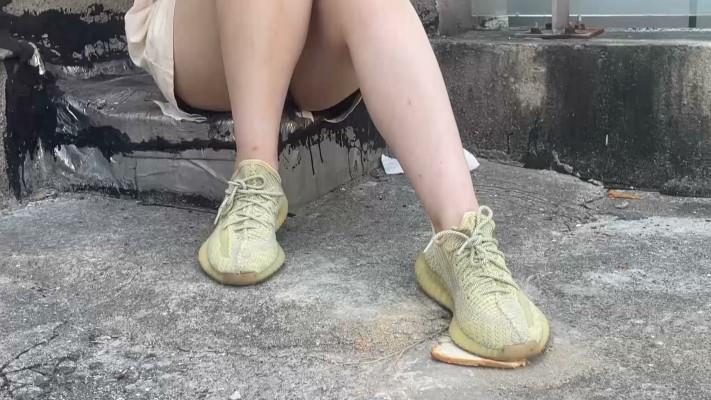 【网盘】【黑丝诱惑】素人篇：大二学生晓俞室外原味椰子鞋踩食物语言羞辱 YC-240911