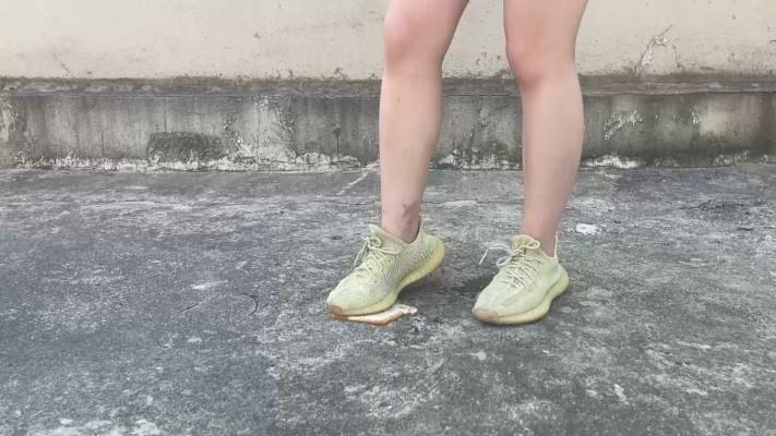 【网盘】【黑丝诱惑】素人篇：大二学生晓俞室外原味椰子鞋踩食物语言羞辱 YC-240911