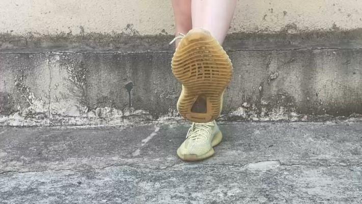 【网盘】【黑丝诱惑】素人篇：大二学生晓俞室外原味椰子鞋踩食物语言羞辱 YC-240911