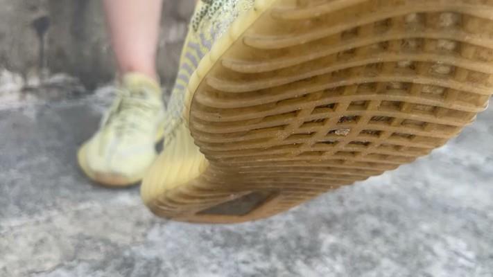 【网盘】【黑丝诱惑】素人篇：大二学生晓俞室外原味椰子鞋踩食物语言羞辱 YC-240911