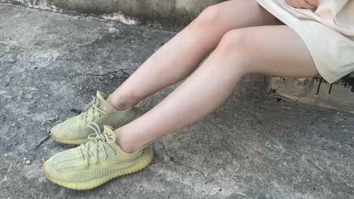 【网盘】【黑丝诱惑】素人篇：大二学生晓俞室外原味椰子鞋踩食物语言羞辱 YC-240911