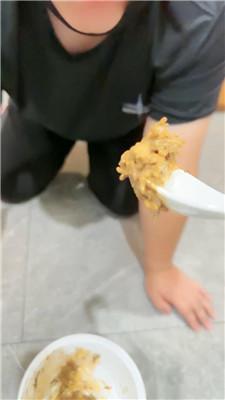 【网盘】【颜值S】跪舔脏高跟/圣水泡面/喂口水/踩踏 JS241022-16