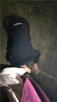 【网盘】【绵绵】深夜户外遛狗恋足舔 JS241028-33