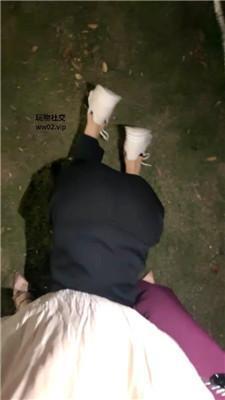 【网盘】【绵绵】深夜户外遛狗恋足舔 JS241028-33