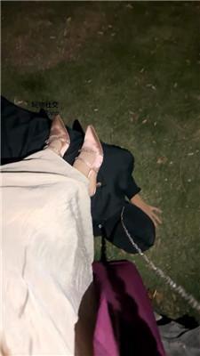 【网盘】【绵绵】深夜户外遛狗恋足舔 JS241028-33