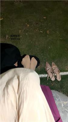 【网盘】【绵绵】深夜户外遛狗恋足舔 JS241028-33