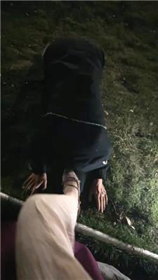 【网盘】【绵绵】深夜户外遛狗恋足舔 JS241028-33