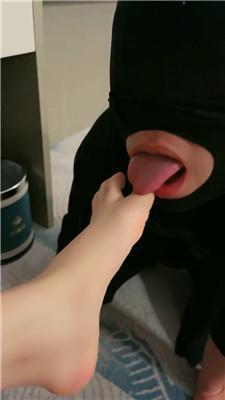 【网盘】【乔妹儿】闻舔黑丝高跟/啃吃脚丫/舔马桶 JS241031-22