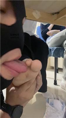 【网盘】【精神小妹】桌底视角-舔脏鞋原味棉袜/全体重跳踩 bf46744