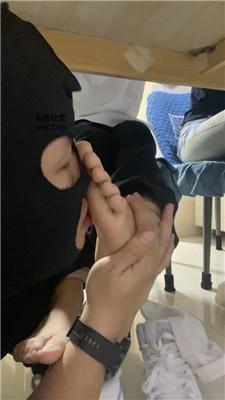 【网盘】【精神小妹】桌底视角-舔脏鞋原味棉袜/全体重跳踩 bf46744