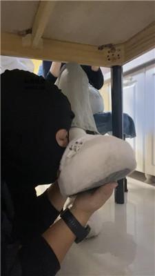【网盘】【精神小妹】桌底视角-舔脏鞋原味棉袜/全体重跳踩 bf46744