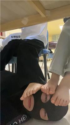 【网盘】【精神小妹】桌底视角-舔脏鞋原味棉袜/全体重跳踩 bf46744