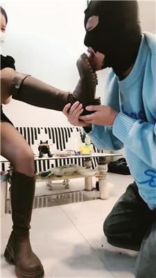 【网盘】【芮兮夫妻】舌头鞋刷/靴子黑丝脚插嘴 JS241108-1