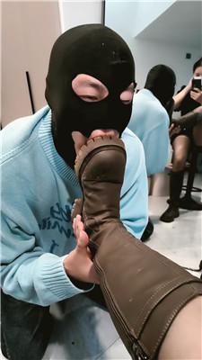 【网盘】【芮兮夫妻】舌头鞋刷/靴子黑丝脚插嘴 JS241108-1