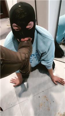 【网盘】【芮兮夫妻】舌头鞋刷/靴子黑丝脚插嘴 JS241108-1