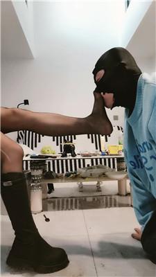 【网盘】【芮兮夫妻】舌头鞋刷/靴子黑丝脚插嘴 JS241108-1