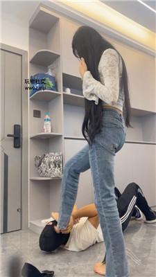 【网盘】【白鹭】素人S-跪舔高跟/抽耳光/转胯骑马/踩踏 bf49912