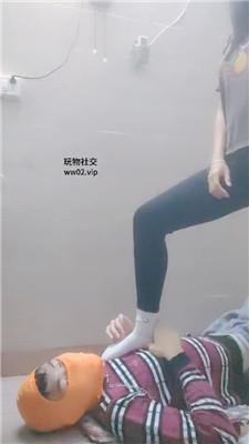 【网盘】【奇了怪了】鞭打/运动白袜踩虐 JS241112-52