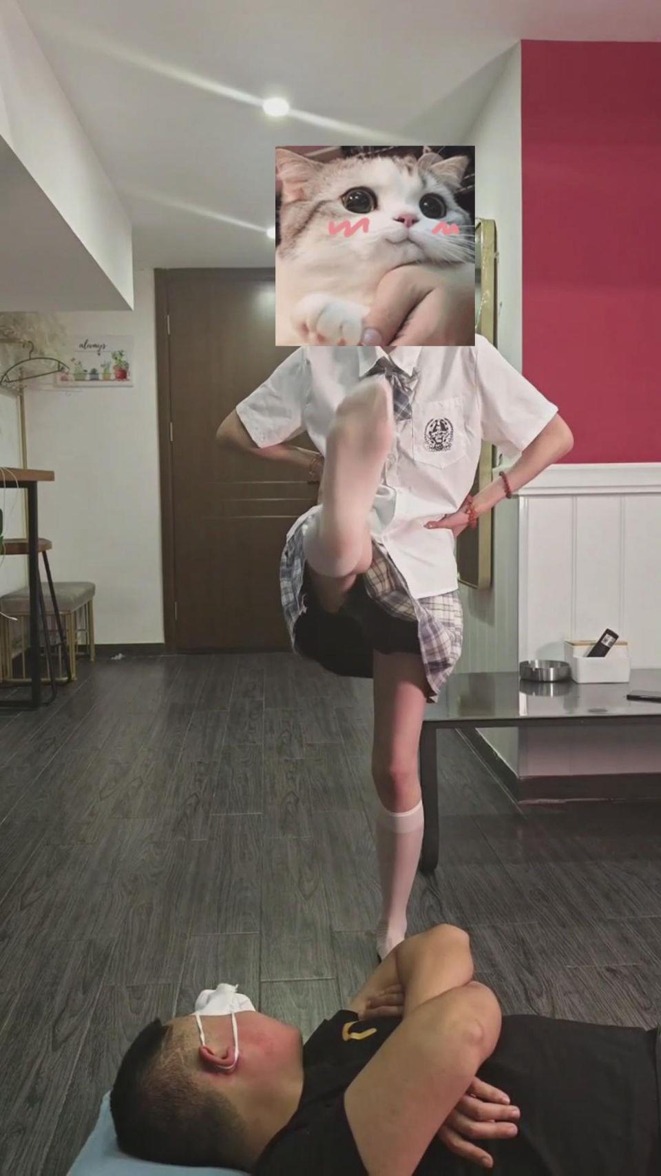 【爱秀套图】清纯女高暴力脚耳光踩脸羞辱