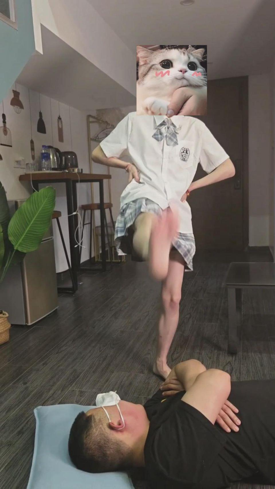 【爱秀套图】清纯女高暴力脚耳光踩脸羞辱