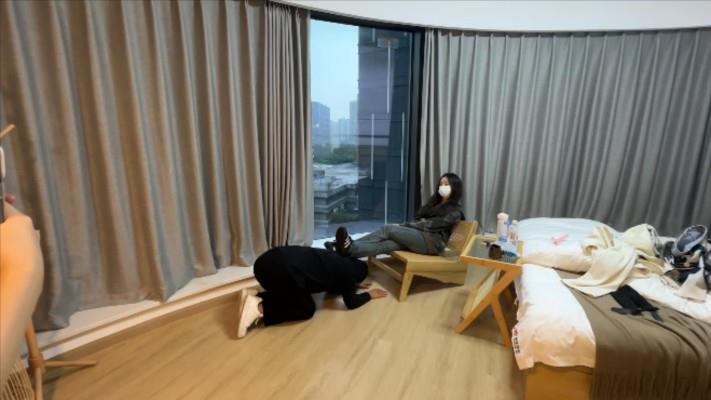 【爱秀套图】【209宿舍】宿舍三人假期在狗子身上拍照 YC-241106-4
