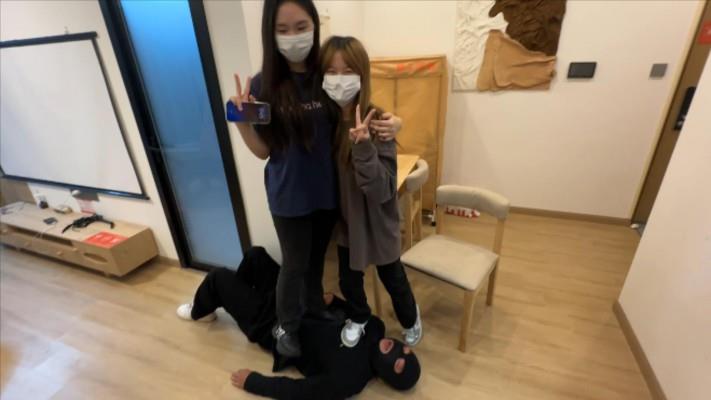 【爱秀套图】【209宿舍】宿舍三人假期在狗子身上拍照 YC-241106-4